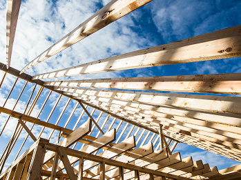 Dachstühle Holz blauer Himmel