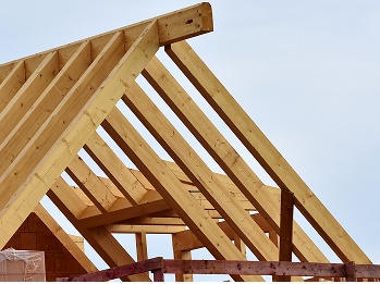 Dachstühle Holz weißer Himmel