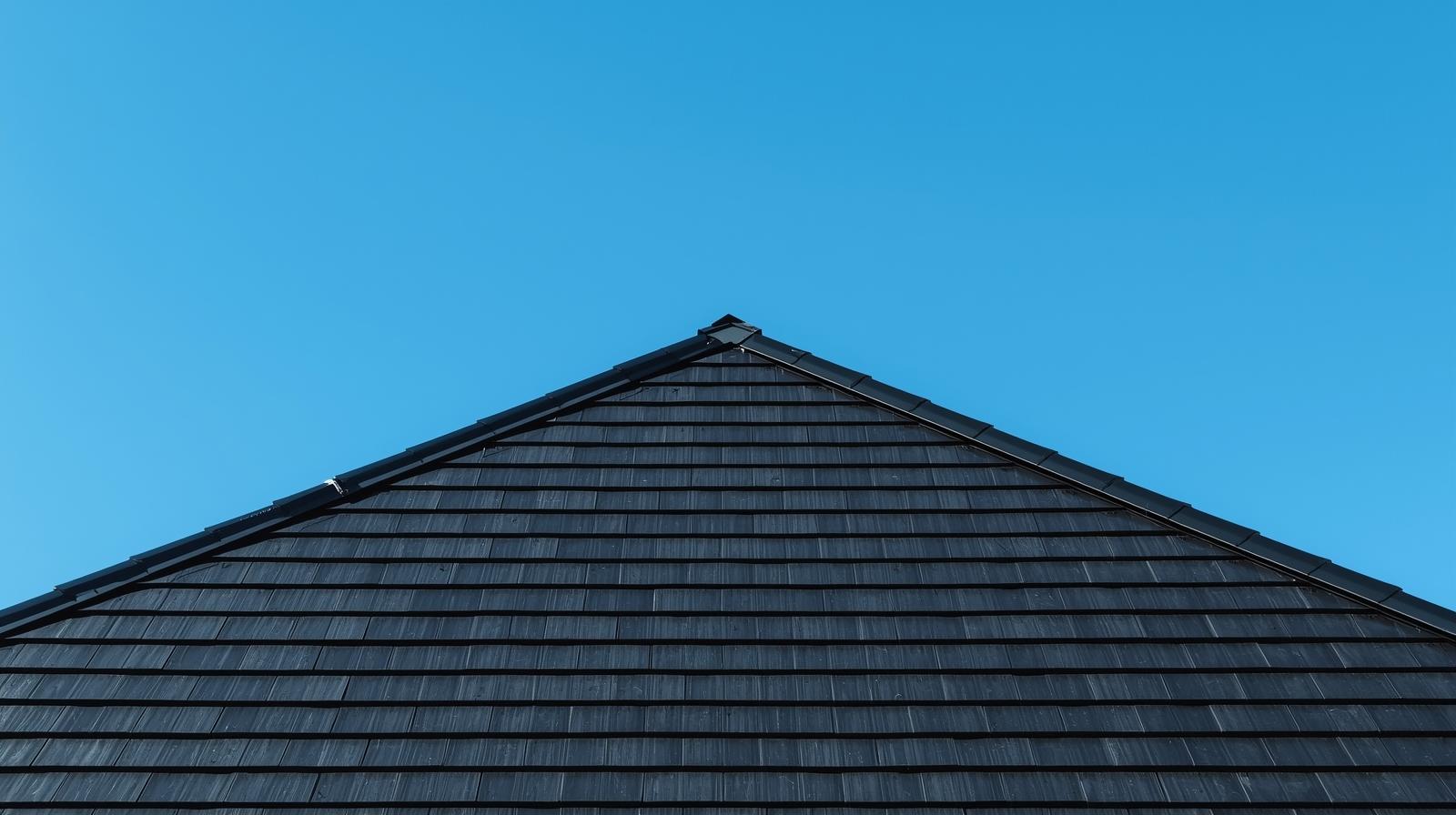 Steildach mit blauem Himmel