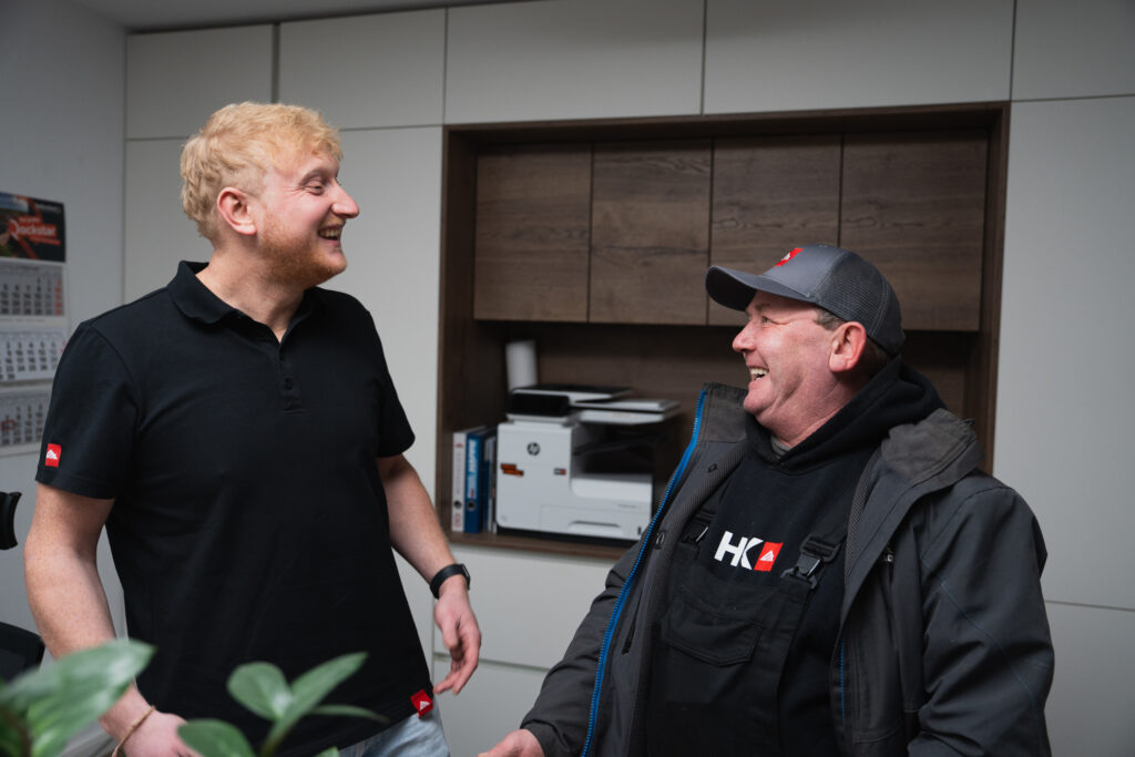 Dachdeckerei Hersch Mitarbeiter im Gespräch lachend